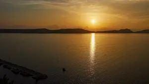 Balkan Peninsula Coastline Drucke: The sunset is reflected in the sea