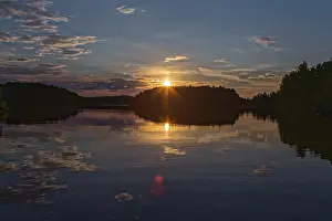 Drucke von Sonnenuntergang, Spiegelung im See, Linnansaari, Finnland See Drucke: Sonnenuntergang, Spiegelung im See.