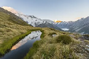Sealy Tarns Track Drucke: Sunset, Reflection in Mountain Lake