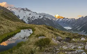 Sealy Tarns Track Drucke: Sunset, Reflection in Mountain Lake