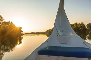 Drucke von Sonnenuntergangssegeln auf dem See in einem traditionellen Boot bei einer Sightseeing-Tour von Shkoder nach Shiroka. Albanien See Drucke: Sonnenuntergangssegeln auf dem See in einem traditionellen Boot bei einer Sightseeing-Tour von Shkoder nach Shiroka