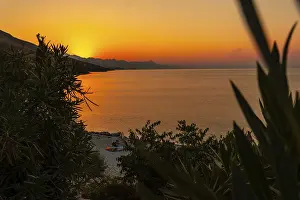 Drucke von Sonnenuntergang am See von Shkoder in der Gemeinde Shiroka, Sommerferien. Albanien See Drucke: Sonnenuntergang am See Shkoder in der Gemeinde Shiroka.