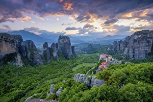 Sunset In Meteora Greece Drucke: Sunset sky and monastery of Rousanou and Monastery of St