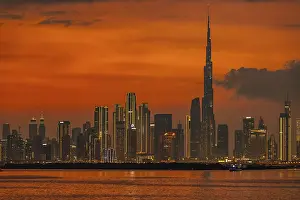 Drucke von Sonnenuntergang vor Skyline Dubai, Dubai Creek Harbour, Dubai, Vereinigte Arabische Emirate Dubai Drucke: Sonnenuntergang vor Skyline Dubai.