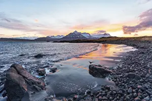 Snow Capped Mountains Drucke: Sunset over snow-capped mountains