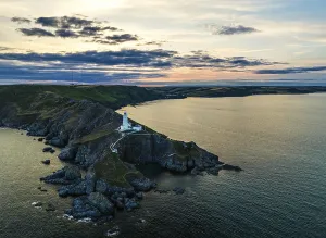 Northern Europe Evening Sky Drucke: Sunset over Start Point Lighthouse from a drone