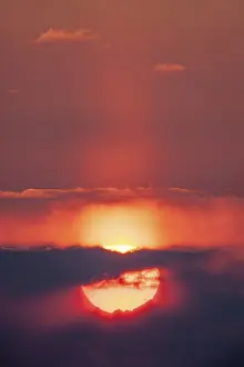 Mellow Lightning Effect Drucke: Sunset, sun behind clouds