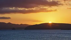 Mediterranean Evening Sky Drucke: Sunset, sun going down behind hill