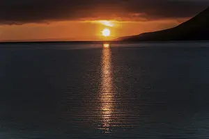 Sunset In Iceland Drucke: Sunset, sun reflected in the water