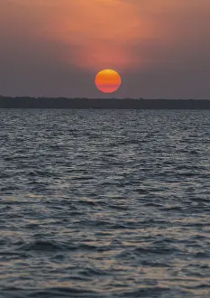 Surinam Drucke: Sonnenuntergang über dem Surinamer Fluss in der Nähe von Paramaribo.