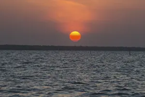 Surinam Drucke: Sonnenuntergang über dem Surinamer Fluss in der Nähe von Paramaribo