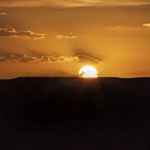 Eroded Desert Scenery Drucke: Sunset over Table Mountain, text free space