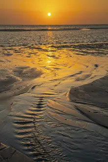 Evening Light On Sandy Beach Drucke: Sunset over tidal creek on sandy beach