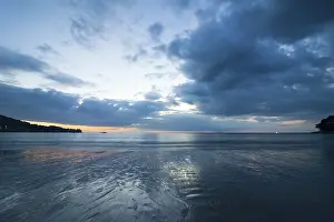 Tropical Beach Sunset Drucke: Sunset at tropical sandy beach