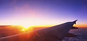 Travel Photography Evening Light Drucke: Sunset view airplane window