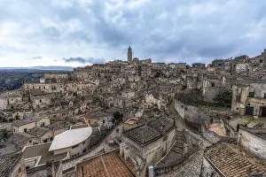 Drucke von Sonnenuntergangs-Blick auf Sassi di Matera. Vernetzte weite Bereiche von Höhlenwohnungen entlang schmaler Straßen. Berühmte ikonische Attraktion in Matera, Italien Basilikata Drucke: Sonnenuntergangs-Blick auf die Sassi di Matera
