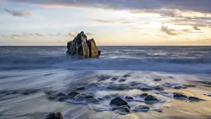Atmospheric Landscape Photo Drucke: Sunset, waves and rocks in the sea