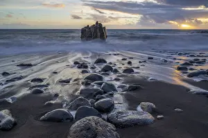 Evening Sun On Rocky Shore Drucke: Sunset, waves and rocks in the sea