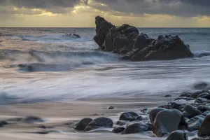 Atmospheric Coastal Scene Drucke: Sunset, waves and rocks in the sea