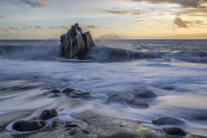 Atmospheric Landscape Photo Drucke: Sunset, waves and rocks in the sea