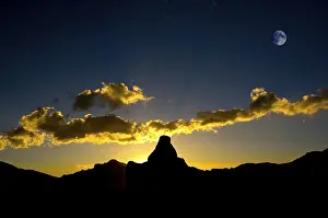 Atmospheric Sunset Mood Drucke: Sunsetting over the hills