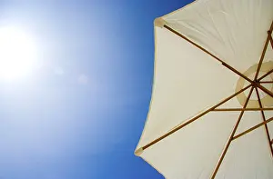 Blue Sky Daytime Drucke: Sunshade under blue sky