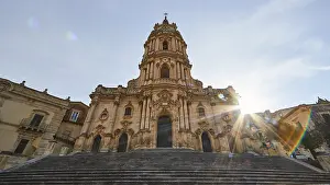 Drucke von Super weites Objektiv, Rücklicht, Sonne als Stern, Sonne hinter Kathedrale, Duomo di San Giorgio, Kirche San Georgio, Altstadt, Modica, barocke Stadt , barockes Winkelmaß , Südosten , Sizilien Sizilianische Barockarchitektur Drucke: Super weites Objektiv, Rücklicht, Sonne als Stern.