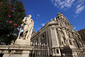 Drucke von Super weites Objektiv, schräg von unten, Skulptur, Kathedrale, blauer Himmel, weiße Wolken, Catania, Altstadt, Barocke Altstadt , Ostküche , Sizilien , Italien Catania Drucke: Super weites Objektiv, schräg von unten.