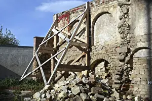 Bilder Datiert 13. Oktober 2024: Ein Gebäude unterstützen.