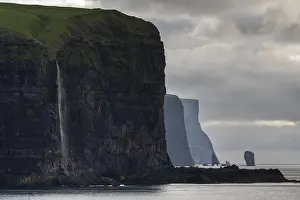 Volcanic Rock Formation Europe Drucke: Surf Pillar Risin og Kellingin