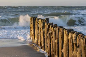 Deserted Coast Drucke: Surf waves on an old groyne