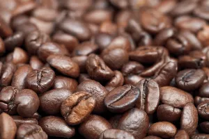 Close Up Coffee Beans Drucke: Surface with roasted coffee beans close up