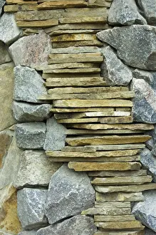 Deserted Stone Wall Drucke: Surface of the stone wall with cracks