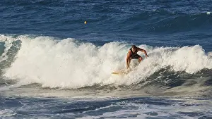 Breaking Wave Photography Drucke: Surfer positions himself on a breaking wave
