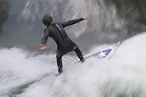 Outdoor Water Activities Drucke: Surfer in strong waves