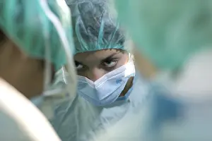 Professional Healthcare Worker Drucke: Surgeon looking in a mirror