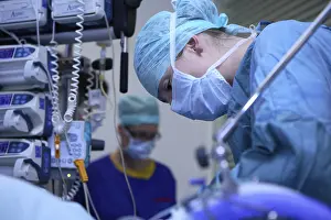 Operating Room Attire Drucke: Surgeon performing an operation