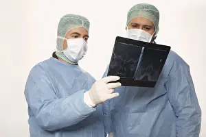 Healthcare Professionals Drucke: Two surgeons assessing an x-ray