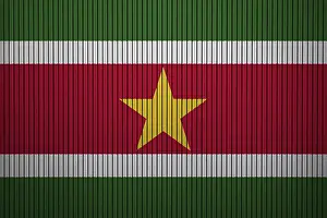 Surinam Drucke: Flagge von Suriname auf der gekrümmten Grunge-Betonwand gemalt.