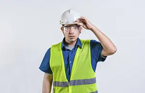 Young Engineer Drucke: Surprised man engineer looking into the distance