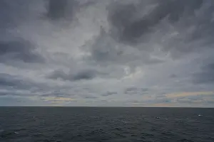 Deserted Norwegian Coastline Drucke: Sweeping view of a grey, cloudy ocean