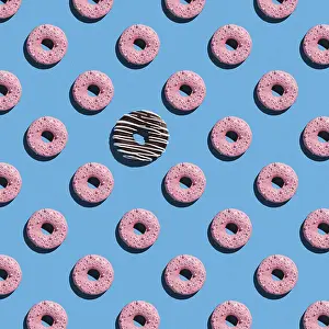 Blue Background Food Photography Drucke: Sweet donuts pattern on a blue background