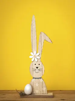 Easter Bunny Figure Drucke: A sweet easter bunny figure with an egg