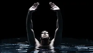 Recreational Activity Photo Drucke: Swimmer in the pool raises his hands up