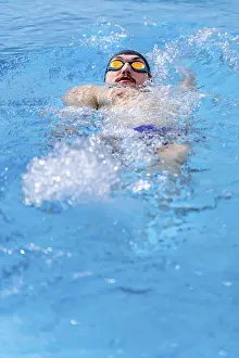 Water Sports Training Drucke: Swimmer in supine position in the pool