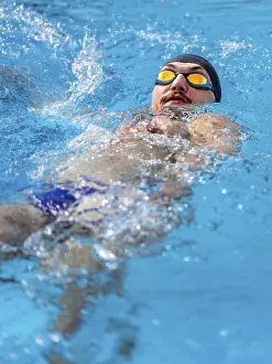 Young Swimmer Drucke: Swimmer in supine position in the pool