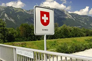 Drucke von Am Ufer des Rheins: Grenzzeichen zwischen der Schweiz und dem Fürstentum Liechtenstein Liechtenstein Drucke: Schweizer Grenzzeichen am Rheinbrücke zwischen der Schweiz und dem Fürstentum Liechtenstein