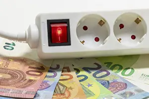 Energy Efficiency Tips Drucke: Switchable socket strip, euro banknotes