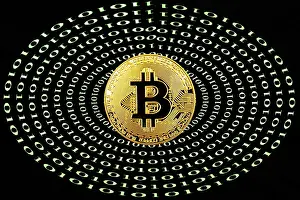 Bitcoin Conceptual Photo Drucke: Symbol image Digital currency, gold physical coin Bitcoin with digital binary code