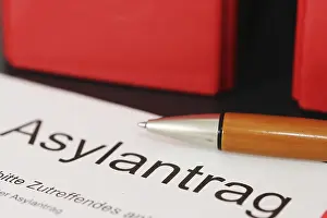 Refugee Crisis Europe Drucke: Symbolic image: Asylum application form in Germany